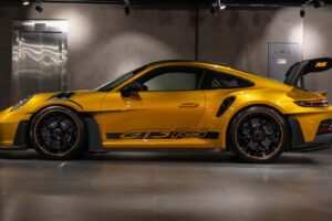 폼 미쳤네! 2년 걸려 수작업으로 제작된 '존더분쉬 포르쉐 911 GT3 RS' 등장