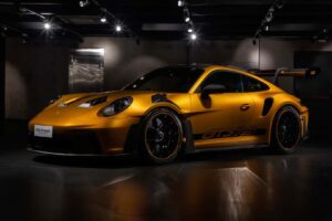 폼 미쳤네! 2년 걸려 수작업으로 제작된 '존더분쉬 포르쉐 911 GT3 RS' 등장