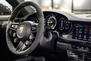 폼 미쳤네! 2년 걸려 수작업으로 제작된 '존더분쉬 포르쉐 911 GT3 RS' 등장