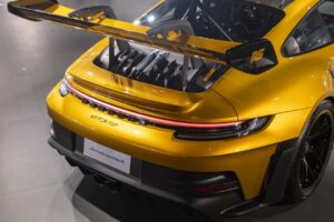 폼 미쳤네! 2년 걸려 수작업으로 제작된 '존더분쉬 포르쉐 911 GT3 RS' 등장