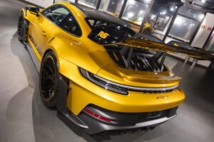 폼 미쳤네! 2년 걸려 수작업으로 제작된 '존더분쉬 포르쉐 911 GT3 RS' 등장
