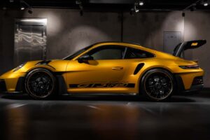 폼 미쳤네! 2년 걸려 수작업으로 제작된 '존더분쉬 포르쉐 911 GT3 RS' 등장