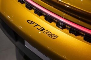 폼 미쳤네! 2년 걸려 수작업으로 제작된 '존더분쉬 포르쉐 911 GT3 RS' 등장