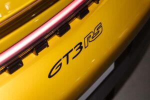 폼 미쳤네! 2년 걸려 수작업으로 제작된 '존더분쉬 포르쉐 911 GT3 RS' 등장