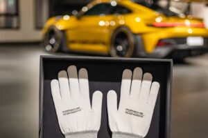 폼 미쳤네! 2년 걸려 수작업으로 제작된 '존더분쉬 포르쉐 911 GT3 RS' 등장