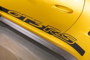 폼 미쳤네! 2년 걸려 수작업으로 제작된 '존더분쉬 포르쉐 911 GT3 RS' 등장