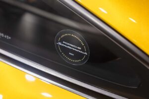 폼 미쳤네! 2년 걸려 수작업으로 제작된 '존더분쉬 포르쉐 911 GT3 RS' 등장