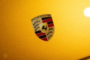 폼 미쳤네! 2년 걸려 수작업으로 제작된 '존더분쉬 포르쉐 911 GT3 RS' 등장