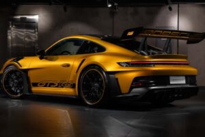 폼 미쳤네! 2년 걸려 수작업으로 제작된 '존더분쉬 포르쉐 911 GT3 RS' 등장