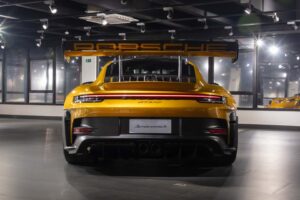 폼 미쳤네! 2년 걸려 수작업으로 제작된 '존더분쉬 포르쉐 911 GT3 RS' 등장