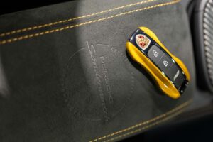 폼 미쳤네! 2년 걸려 수작업으로 제작된 '존더분쉬 포르쉐 911 GT3 RS' 등장