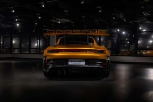 폼 미쳤네! 2년 걸려 수작업으로 제작된 '존더분쉬 포르쉐 911 GT3 RS' 등장