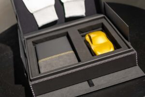 폼 미쳤네! 2년 걸려 수작업으로 제작된 '존더분쉬 포르쉐 911 GT3 RS' 등장