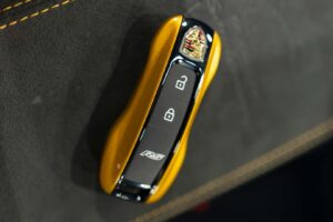 폼 미쳤네! 2년 걸려 수작업으로 제작된 '존더분쉬 포르쉐 911 GT3 RS' 등장