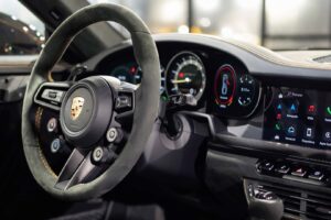 폼 미쳤네! 2년 걸려 수작업으로 제작된 '존더분쉬 포르쉐 911 GT3 RS' 등장