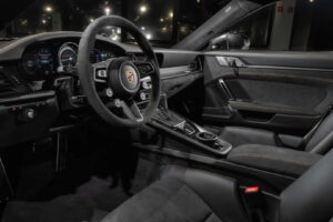 폼 미쳤네! 2년 걸려 수작업으로 제작된 '존더분쉬 포르쉐 911 GT3 RS' 등장