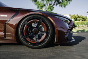 브라부스, 몬터레이 카위크서 1,000마력 ‘로켓 GTC 딥 레드’ 공개