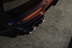 브라부스, 몬터레이 카위크서 1,000마력 ‘로켓 GTC 딥 레드’ 공개