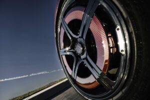 브라부스, 몬터레이 카위크서 1,000마력 ‘로켓 GTC 딥 레드’ 공개