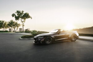 브라부스, 몬터레이 카위크서 1,000마력 ‘로켓 GTC 딥 레드’ 공개