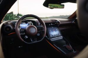 브라부스, 몬터레이 카위크서 1,000마력 ‘로켓 GTC 딥 레드’ 공개