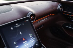 브라부스, 몬터레이 카위크서 1,000마력 ‘로켓 GTC 딥 레드’ 공개