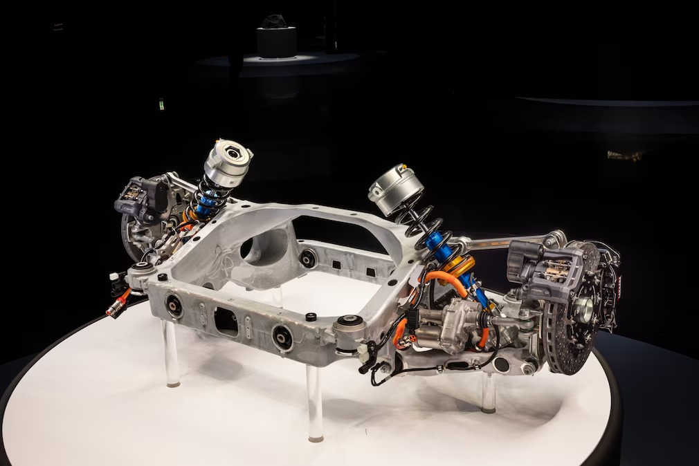 페라리 첫 전기차, 2026년 공개로 연기...1000마력 스펙 공개