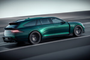 매끄러운 녹색의 럭셔리 스테이션 왜건 차량이 모션 블러가 적용된 매끄럽고 현대적인 도로를 달리며 역동적이고 스포티한 디자인을 뽐냅니다.