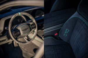 왼쪽에는 자동차의 스티어링 휠과 대시보드가, 오른쪽에는 청록색 스티치와 기하학적 디자인이 적용된 운전석이 클로즈업된 분할 이미지가 표시됩니다. 실내는 모던하고 스포티한 디자인으로 꾸며져 있습니다.