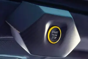 만소리, 아우디 RS Q8 튜닝 공개…780마력으로 업그레이드 자동차 천장에 노란색 테두리가 있는 기하학적 육각형 모양의 엔진 시동/정지 버튼을 클로즈업하고 중앙에 START ENGINE STOP이라는 문구를 표시합니다.