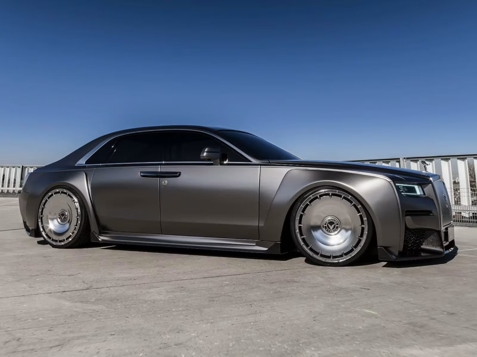 두바이 튜너 손에서 프레데터로 변신한 롤스로이스 고스트 II