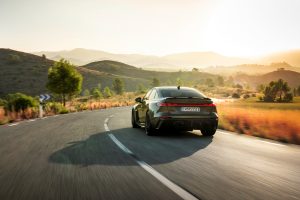 아우디, RS 최초 플러그인 하이브리드 'RS 5' 공개…639마력·전기 모드로 84km 주행 아우디, RS 최초 플러그인 하이브리드 'RS 5' 공개…639마력·전기 모드로 84km 주행