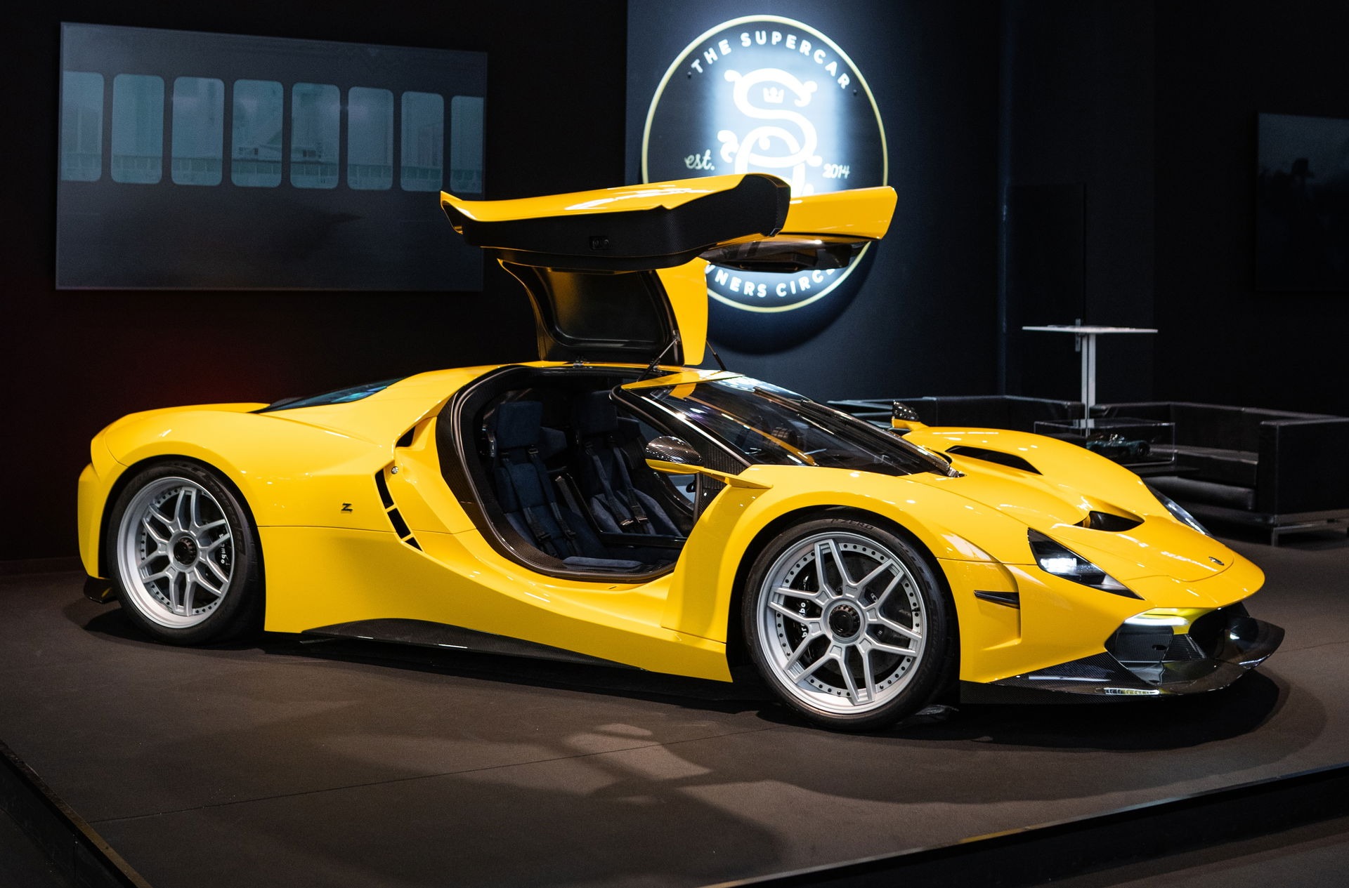 하이브리드? 패들시프트? 없다…수동 900마력 하이퍼카 등장