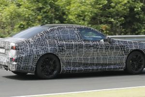 BMW M5 페이스리프트, 세단·투어링 동시 포착…2027년 하반기 공개 예정 BMW M5 페이스리프트, 세단·투어링 동시 포착…2027년 하반기 공개 예정