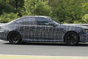 BMW M5 페이스리프트, 세단·투어링 동시 포착…2027년 하반기 공개 예정 BMW M5 페이스리프트, 세단·투어링 동시 포착…2027년 하반기 공개 예정