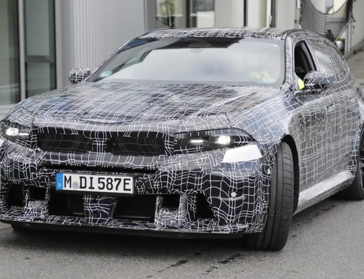 BMW M5 페이스리프트, 세단·투어링 동시 포착…2027년 하반기 공개 예정