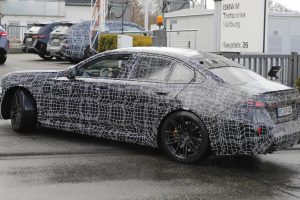 BMW M5 페이스리프트, 세단·투어링 동시 포착…2027년 하반기 공개 예정 BMW M5 페이스리프트, 세단·투어링 동시 포착…2027년 하반기 공개 예정