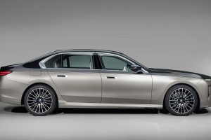BMW 7시리즈, 기술 대수술 단행... 700km 전기주행·V8 복귀