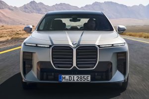 BMW 7시리즈, 기술 대수술 단행... 700km 전기주행·V8 복귀
