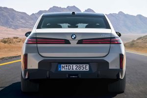 BMW 7시리즈, 기술 대수술 단행... 700km 전기주행·V8 복귀
