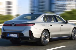 BMW 7시리즈, 기술 대수술 단행... 700km 전기주행·V8 복귀