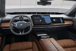 BMW 7시리즈, 기술 대수술 단행... 700km 전기주행·V8 복귀