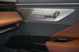 BMW 7시리즈, 기술 대수술 단행... 700km 전기주행·V8 복귀