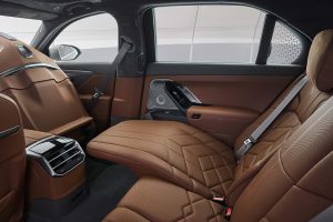 BMW 7시리즈, 기술 대수술 단행... 700km 전기주행·V8 복귀