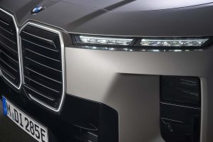 BMW 7시리즈, 기술 대수술 단행... 700km 전기주행·V8 복귀