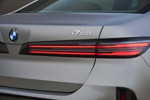 BMW 7시리즈, 기술 대수술 단행... 700km 전기주행·V8 복귀