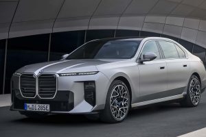 BMW 7시리즈, 기술 대수술 단행... 700km 전기주행·V8 복귀