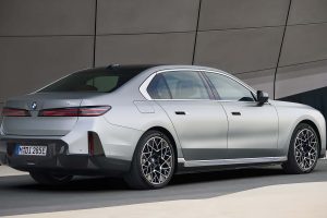 BMW 7시리즈, 기술 대수술 단행... 700km 전기주행·V8 복귀