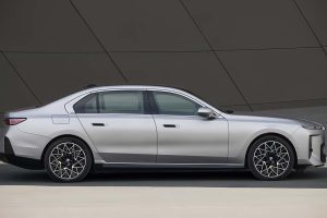 BMW 7시리즈, 기술 대수술 단행... 700km 전기주행·V8 복귀