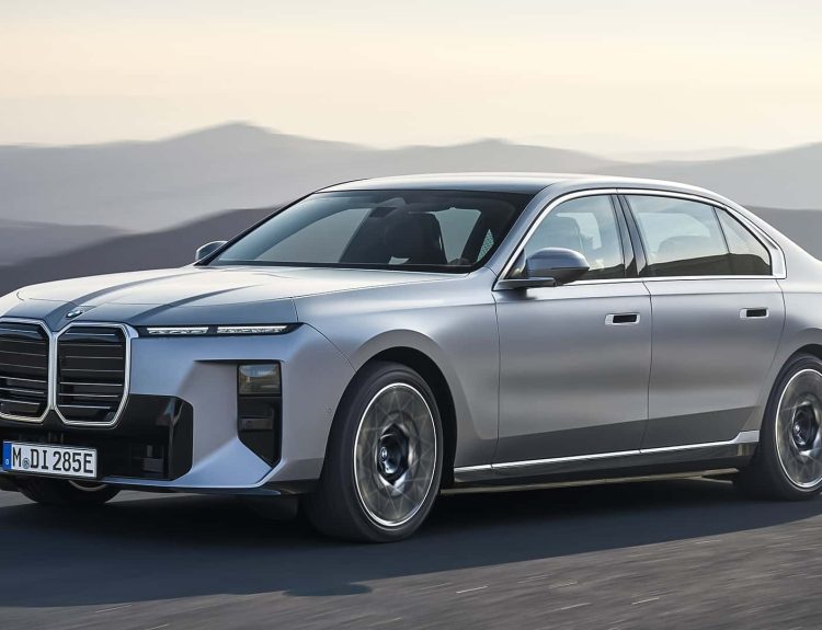 BMW 7시리즈, 기술 대수술 단행... 700km 전기주행·V8 복귀